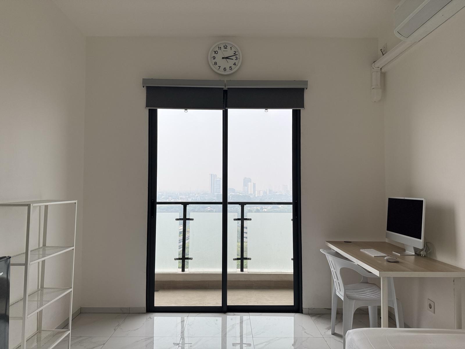 Pintu balkon dan area kerja studio SkyHouse BSD Kensington